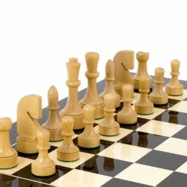 Helle Buchsbaum-Figuren diagonal auf dem Schachbrett angeordnet