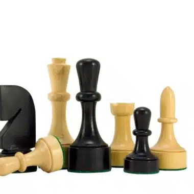 Detailansicht der hellen und dunklen Buchsbaum-Figuren mit sichtbaren Formen und Oberflächen