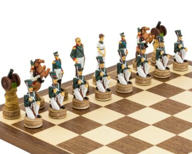Schachspiel Napoleon vs. Russland aus Kunstharz & Schachbrett aus Ahorn- und Walnussholz