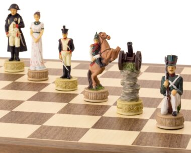 Schachspiel Napoleon vs. Russland aus Kunstharz & Schachbrett aus Ahorn- und Walnussholz