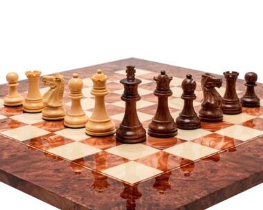 Modica de Luxe Italienisches Schachspiel - Schachbrett aus Ulmen- und Ahornholz & Figuren aus Buchsbaum- und Rosenholz