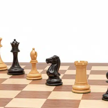 Schachspiel Rochester - Schachbrett aus Walnuss- und Ahornholz & Figuren aus Buchsbaum- und Ebenholz