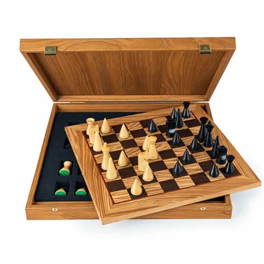 Geöffnete Holzbox mit integriertem Schachbrett und Figuren aus Rosenholz