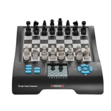 Elektronisches Schachspiel Europe Chess Champion von vorne mit aufgestellten Figuren