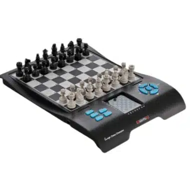 Elektronisches Schachspiel Europe Chess Champion schräg von oben mit Touchscreen