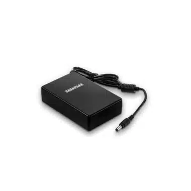 Externer Akku Chess Volt seitlich mit ausgefahrenem Stecker
