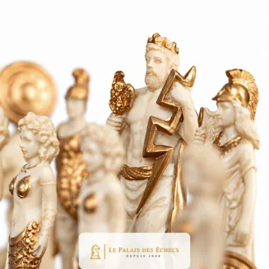 Detail der goldenen und elfenbeinfarbenen Figuren von Zeus und den griechischen Göttern