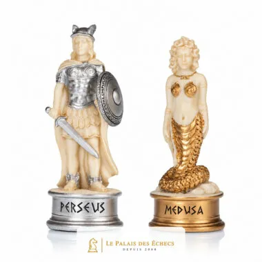 Figuren Perseus und Medusa, mythologische Schachfiguren handbemalt