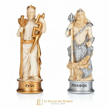 Figuren Zeus und Poseidon nebeneinander vor weißem Hintergrund