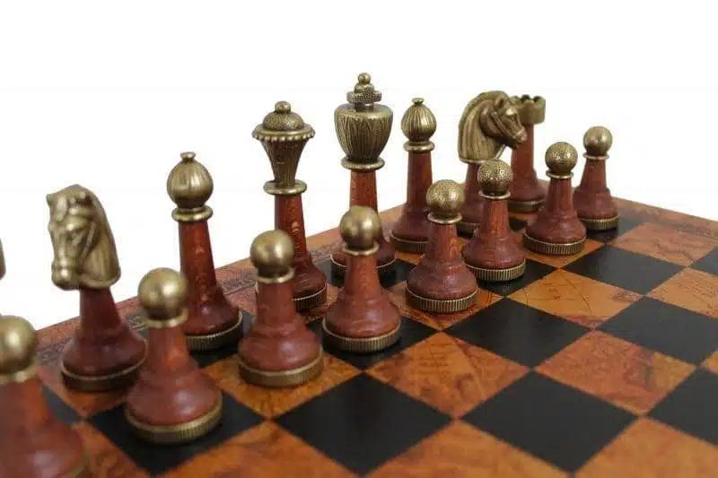 Braunes Schachbrett aus Kunstleder und Staunton Schachspiel aus Holz und Metall – Bild 2