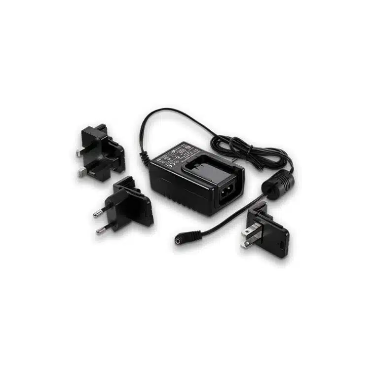 Schwarzes Netzteil mit Kabel und vier austauschbaren Steckern für internationale Steckdosen