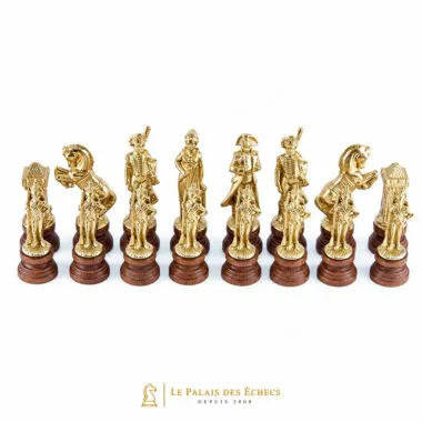 Goldene Napoleon-Schachfiguren aufgereiht, Detail der Figuren auf Holzsockel