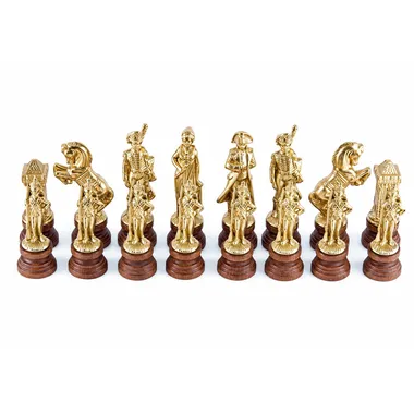 Goldene Napoleon-Schachfiguren aufgereiht, Detail der Figuren auf Holzsockel
