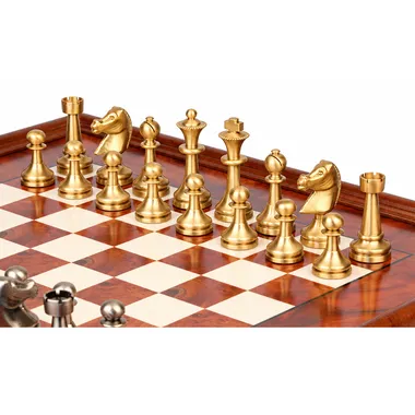 Goldene Massivmessing-Figuren des Grand Staunton Schachspiels auf dem Schachbrett