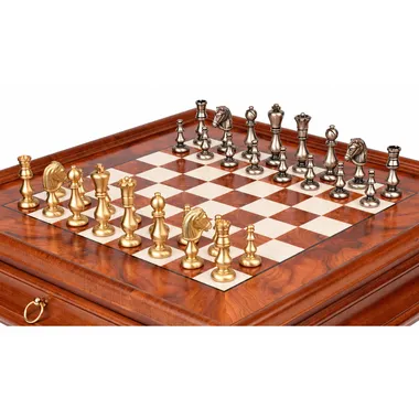 Massive Schachfiguren aus Messing in Gold und Silber auf Schachbrett aus Ulmenholz