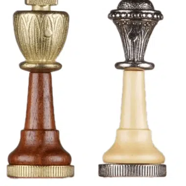 Vergleich der Könige aus Holz mit vergoldeter und versilberter Metallspitze