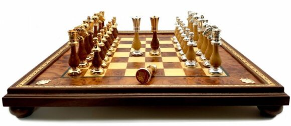Großes orientalisches Schachspiel - Schachbrett aus Heidekraut- und Ulmenholz & Figuren aus Holz und massivem Messing