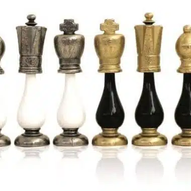 Schachfiguren Arabesque aus Metall und lackiertem Holz in Nahaufnahme aufgereiht