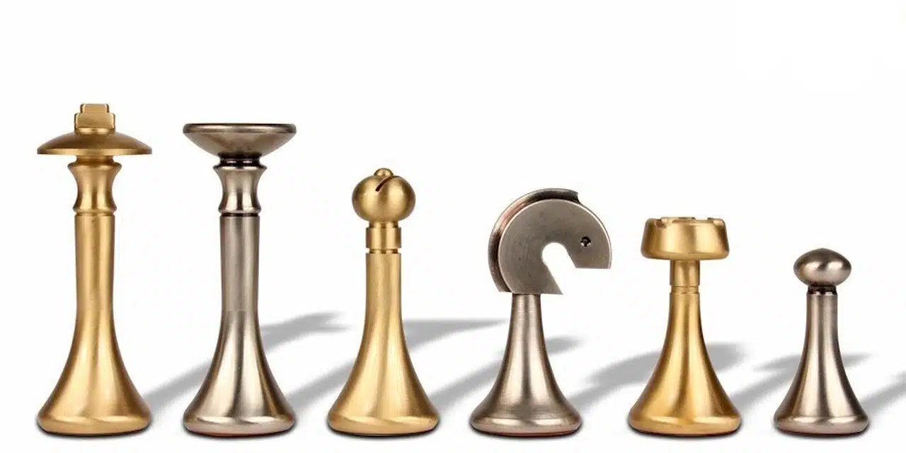 Zeitgenössisches Schachspiel - Schachbrett und Backgammon mit Kunstlederaufbewahrung und Messingfiguren – Bild 8