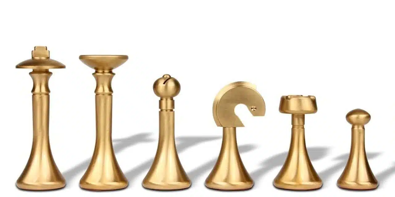 Zeitgenössisches Schachspiel - Schachbrett und Backgammon mit Kunstlederaufbewahrung und Messingfiguren – Bild 9