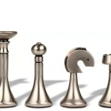 Zeitgenössisches Schachspiel - Schachbrett und Backgammon mit Kunstlederaufbewahrung und Messingfiguren – Bild 10