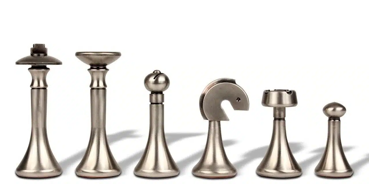 Zeitgenössisches Schachspiel - Schachbrett und Backgammon mit Kunstlederaufbewahrung und Messingfiguren – Bild 10
