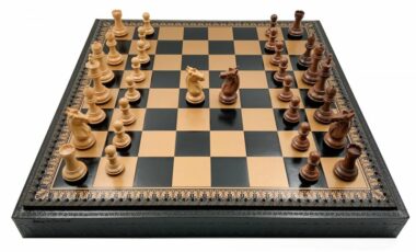 Klassisches Schachspiel - Schachbrett - Backgammon und Damespiel aus Kunstleder & Schachfiguren aus Holz