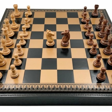 Klassisches Schachspiel - Schachbrett - Backgammon und Damespiel aus Kunstleder & Schachfiguren aus Holz