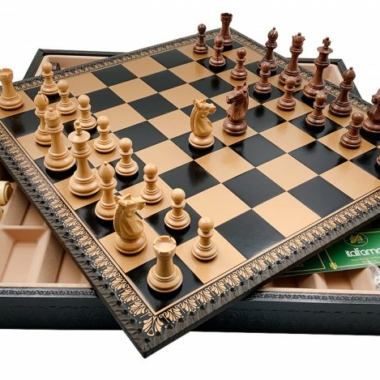 Klassisches Schachspiel - Schachbrett - Backgammon und Damespiel aus Kunstleder & Schachfiguren aus Holz