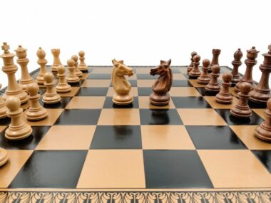 Klassisches Schachspiel - Schachbrett - Backgammon und Damespiel aus Kunstleder & Schachfiguren aus Holz