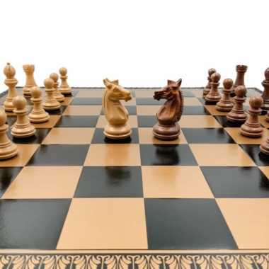 Klassisches Schachspiel - Schachbrett - Backgammon und Damespiel aus Kunstleder & Schachfiguren aus Holz