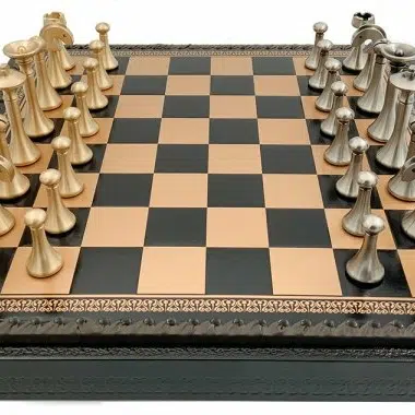 Zeitgenössisches Schachspiel - Schachbrett und Backgammon mit Kunstlederaufbewahrung & Metallteilen