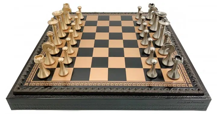 Zeitgenössisches Schachspiel - Schachbrett und Backgammon mit Kunstlederaufbewahrung & Metallteilen