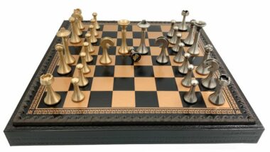 Zeitgenössisches Schachspiel - Schachbrett und Backgammon mit Kunstlederaufbewahrung & Metallteilen