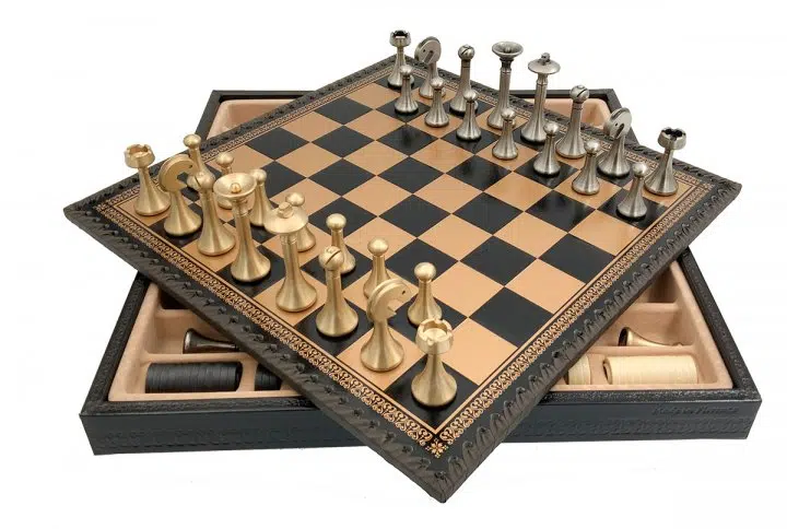 Zeitgenössisches Schachspiel - Schachbrett und Backgammon mit Kunstlederaufbewahrung & Metallteilen