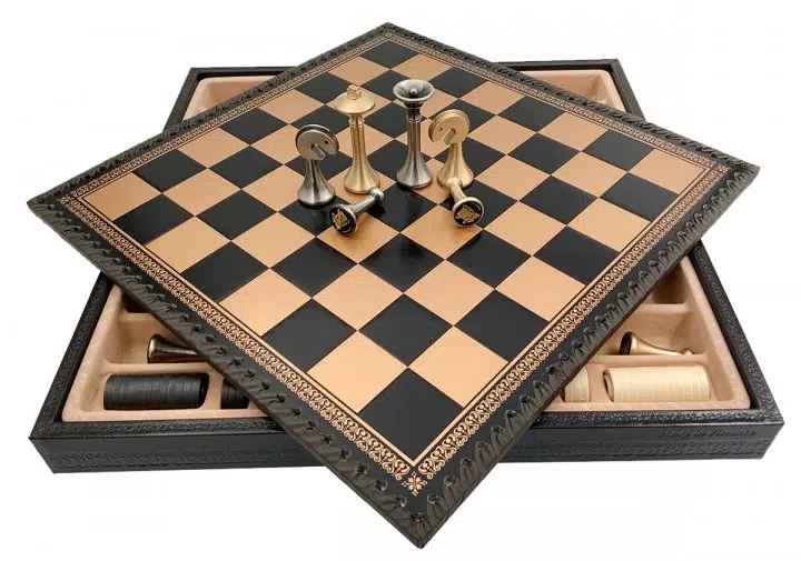 Zeitgenössisches Schachspiel - Schachbrett und Backgammon mit Kunstlederaufbewahrung & Metallteilen