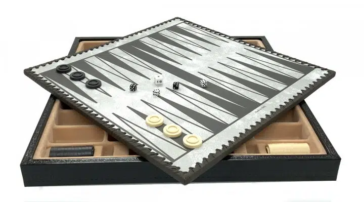 Zeitgenössisches Schachspiel - Schachbrett und Backgammon mit Kunstlederaufbewahrung & Metallteilen
