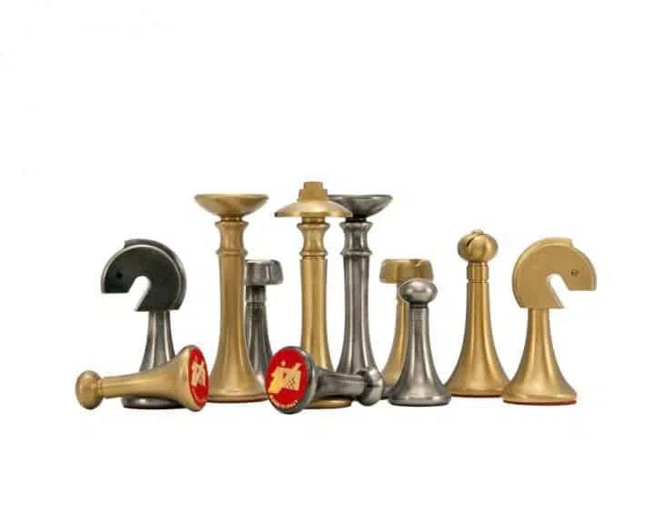 Zeitgenössisches Schachspiel - Schachbrett und Backgammon mit Kunstlederaufbewahrung & Metallteilen