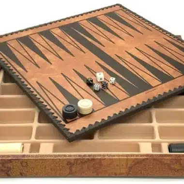 Schachspiel Römer gegen Barbaren - Schachbrett - Backgammon und Damespiel aus Kunstleder mit Aufbewahrung & Metallteilen