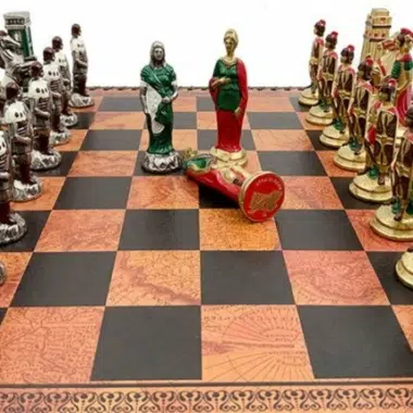 Schachspiel Römer gegen Barbaren - Schachbrett - Backgammon und Damespiel aus Kunstleder mit Aufbewahrung & Metallteilen