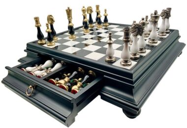 Schachspiel Arabesque - Schachbrett aus Holz und Alabaster der schwarzen Serie mit Schublade & Teilen aus Metall und lackiertem Holz