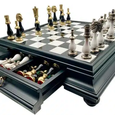 Schachspiel Arabesque - Schachbrett aus Holz und Alabaster der schwarzen Serie mit Schublade & Teilen aus Metall und lackiertem Holz