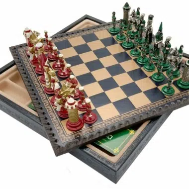 Camelot Schachspiel - Schachbrett aus Kunstleder mit Aufbewahrung & Metallteilen