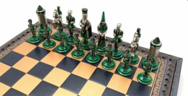 Camelot Schachspiel - Schachbrett aus Kunstleder mit Aufbewahrung & Metallteilen