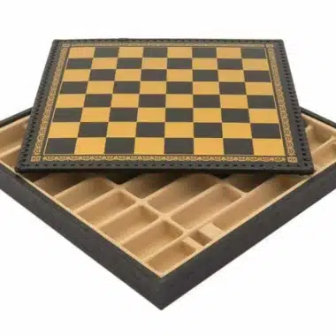 Zeitgenössisches Schachspiel - Schachbrett und Backgammon mit Kunstlederaufbewahrung und Messingfiguren – Bild 17