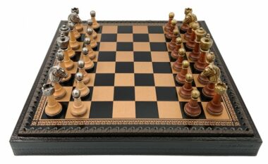 Klassisches Schachspiel - Schachbrett und Backgammon mit Kunstlederaufbewahrung & Holz- und Metallteilen
