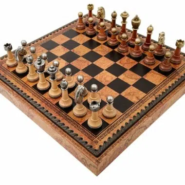 Klassisches Schachspiel - Schachbrett - Backgammon und Damespiel aus Kunstleder mit Aufbewahrung & Metall- und Holzteilen