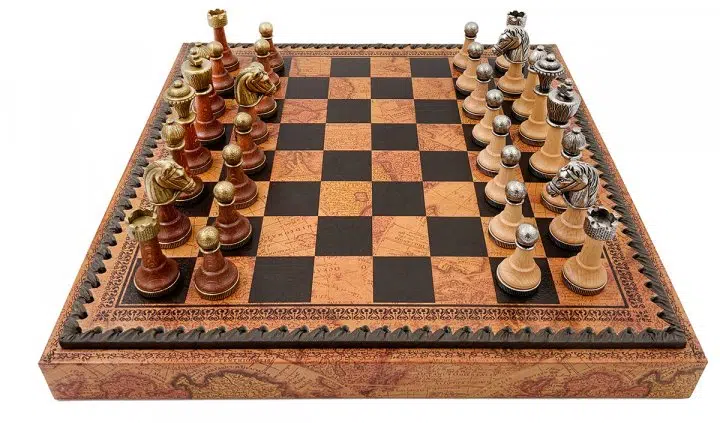 Klassisches Schachspiel - Schachbrett - Backgammon und Damespiel aus Kunstleder mit Aufbewahrung & Metall- und Holzteilen
