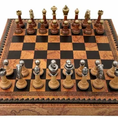 Klassisches Schachspiel - Schachbrett - Backgammon und Damespiel aus Kunstleder mit Aufbewahrung & Metall- und Holzteilen