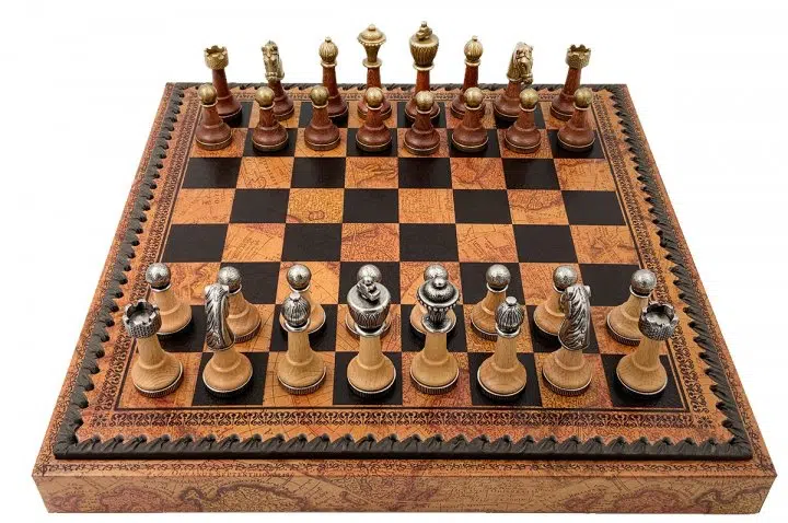 Klassisches Schachspiel - Schachbrett - Backgammon und Damespiel aus Kunstleder mit Aufbewahrung & Metall- und Holzteilen